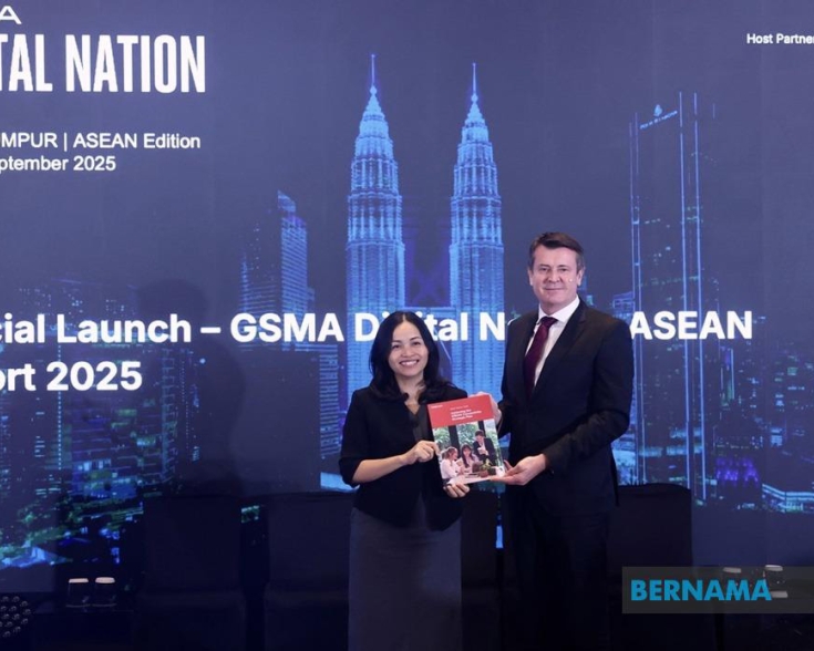 Deputy Communications Minister Teo Nie Ching receives a token of appreciation from GSMA Head of Asia Pacific Julian Gorman during the launch of the Digital Nation Summit Kuala Lumpur (ASEAN Edition) today.
