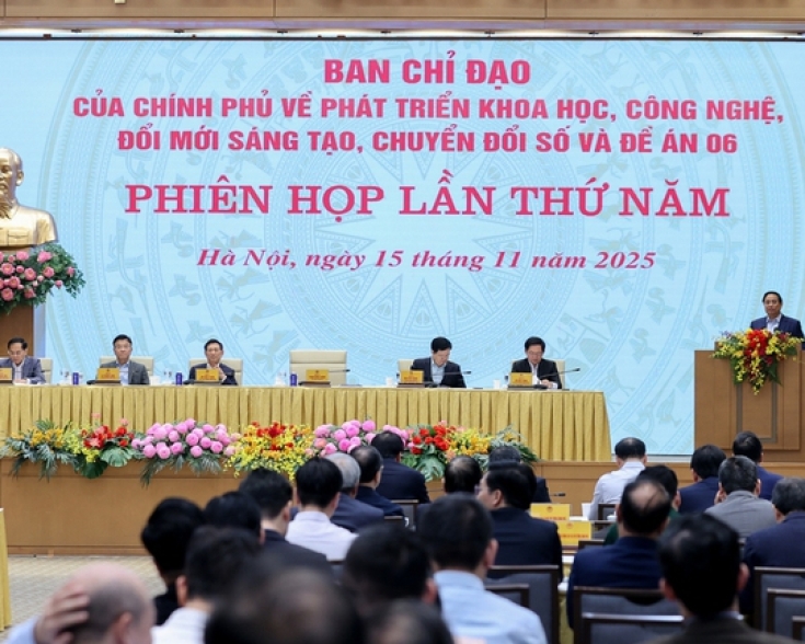 Prime Minister Pham Minh Chinh (standing) chairs the 5th meeting of the Steering Committee on Science, Technology, Innovation, Digital Transformation, and Project 06